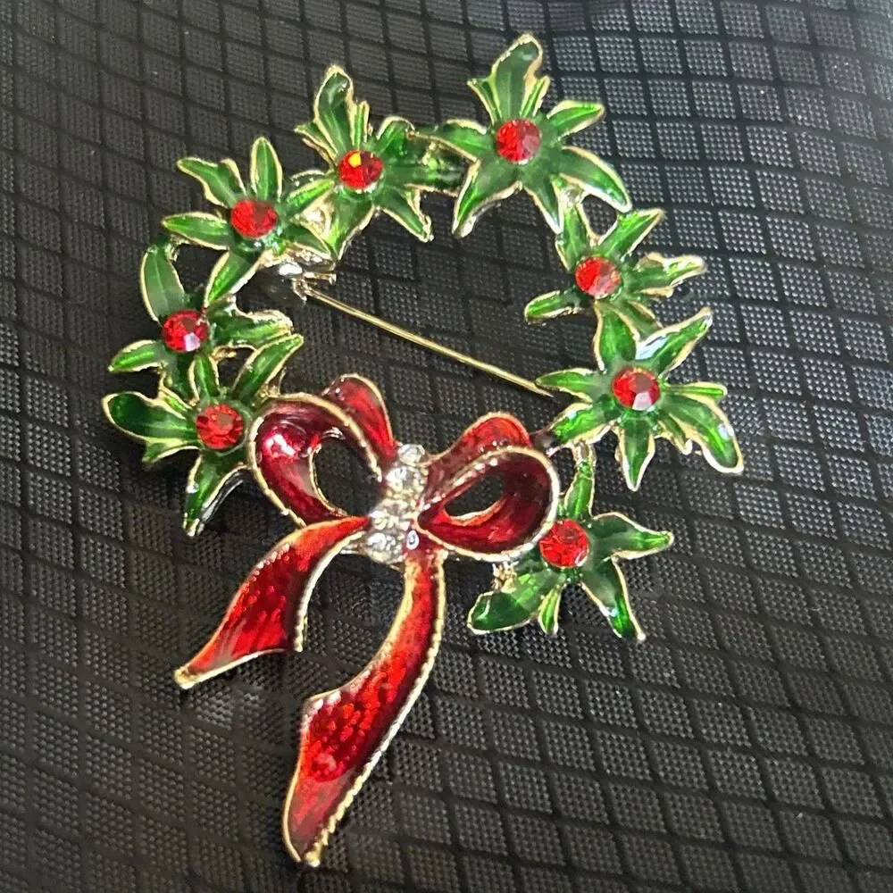 RED & GREEN ENAMALED WREATH  AND BOW, HOLLY GOLDTONE CHRISTMAS HOLIDAY BROOCH